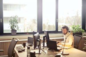 Un hombre haciendo el mantenimiento de líneas de producción